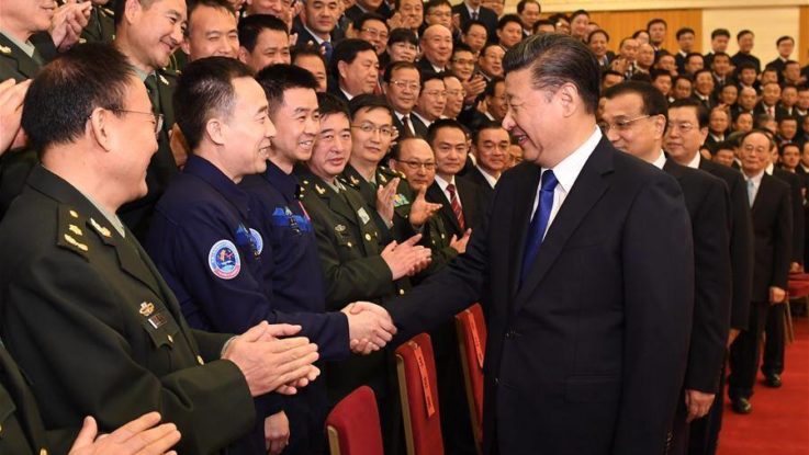 Xi jinping saluant des membres du parti communiste chinois