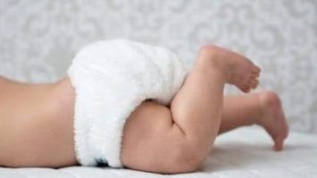 Un bébé portant une couche lavable