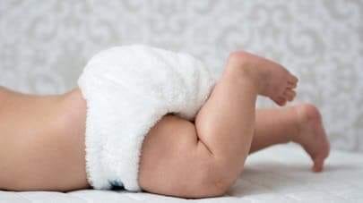 Un bébé portant une couche lavable