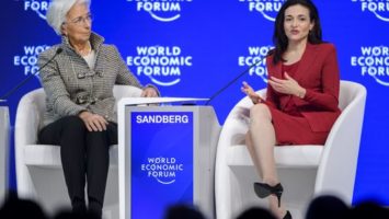 Sheryl Sandberg aux côtés de Christine Lagarde, DG du FMI, lors du forum économique mondial de 2017