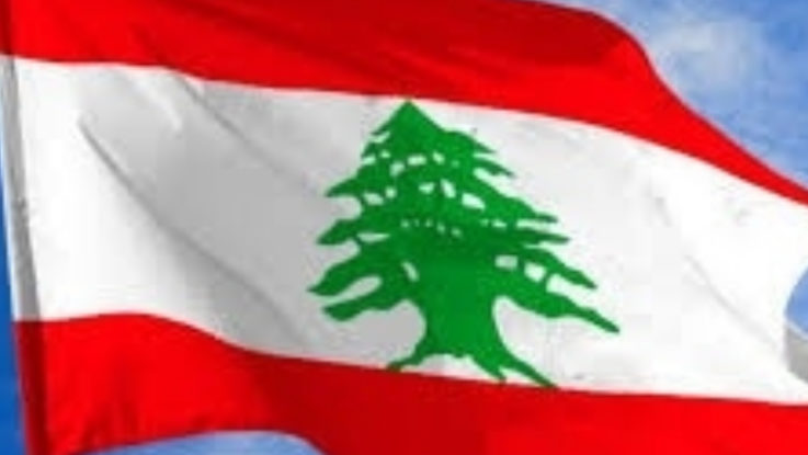 Drapeau du Liban dans un ciel bleu.